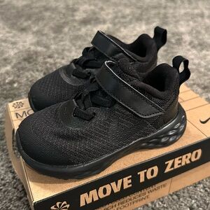 Toddler boys Nike Evolution size 6C